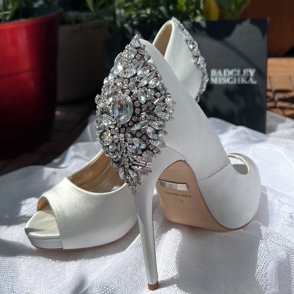 KIARA EMBELLISHED PEEP-TOE PUMP WHITE - Picture 14 of 17